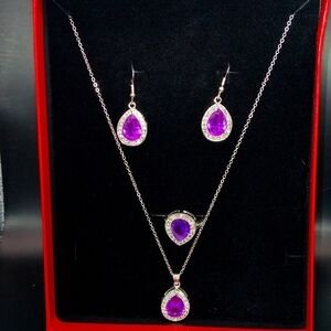 Necklace set with diamonds created and rhinestone